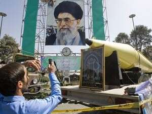 תצוגה של טילים בליסטיים באיראן. תצוגה של טילים בליסטיים באיראן.