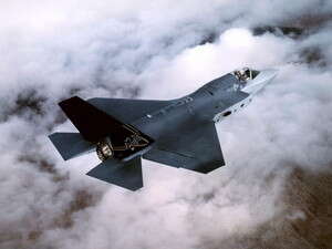 מטוס חמקן F-35 בטיסת ניסוי מטוס חמקן F-35 בטיסת ניסוי