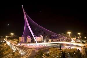 גשר המיתרים מואר בוורוד. גשר המיתרים מואר בוורוד.