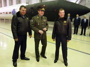 מדבדב ליד טיל בליסטי. מדבדב ליד טיל בליסטי.