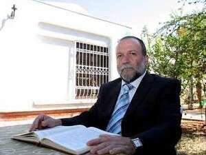 יצחק כהן, השר לשירותי דת בביתו באשקלון יצחק כהן, השר לשירותי דת בביתו באשקלון