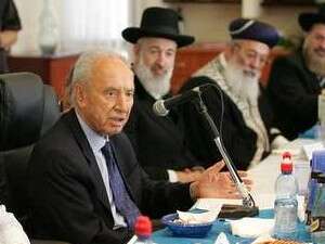 נשיא המדינה שמעון פרס והרבנים הראשיים לישראל יונה מצגר ושלמה עמאר מבקרים בעכו. נשיא המדינה שמעון פרס והרבנים הראשיים לישראל יונה מצגר ושלמה עמאר מבקרים בעכו.