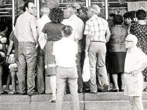 אזרחי ישראל צובאים על הבנקים, אוקטובר 1983. אזרחי ישראל צובאים על הבנקים, אוקטובר 1983.