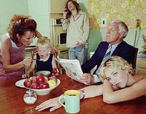 סצינה משפחתית שכיחה. סצינה משפחתית שכיחה.