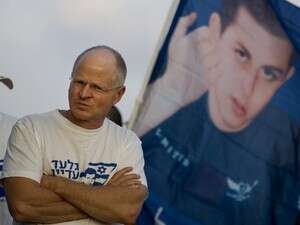 נועם שליט בעצרת למען החזרתו של גלעד שליט. נועם שליט בעצרת למען החזרתו של גלעד שליט.