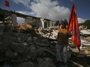 ילד ליד מאחז פדרמן שנהרס סמוך לחברון. ילד ליד מאחז פדרמן שנהרס סמוך לחברון.