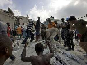 אזרחים וכוחות הצלה מחפשים אחר ניצולים בהריסות בית הספר שקרס בהאיטי אזרחים וכוחות הצלה מחפשים אחר ניצולים בהריסות בית הספר שקרס בהאיטי