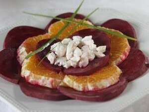 סלט סלק חם עם תפוז ופירורי גבינת עזים סלט סלק חם עם תפוז ופירורי גבינת עזים