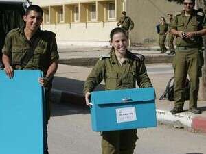 מתכוננים להצבעה - בסיס צה''ל בסמוך למחסום חווארה, אתמול מתכוננים להצבעה - בסיס צה''ל בסמוך למחסום חווארה, אתמול