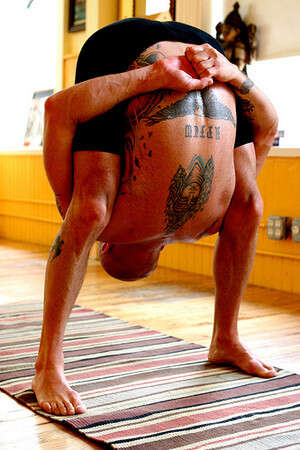 סקין-האד יוגה. פיתוח מערבי מקורי סקין-האד יוגה. פיתוח מערבי מקורי