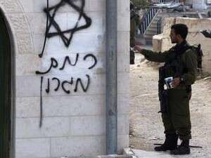 חייל מוחק כתובות נאצתה בחברון. חייל מוחק כתובות נאצתה בחברון.