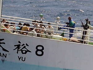 פיראטים סומלים מחזיקים צוות של ספינה. פיראטים סומלים מחזיקים צוות של ספינה.