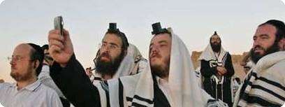 חרדים מצלמים את השקיעה הנשקפת ממצדה בעזרת טלפונים סלולרים
אי-פי