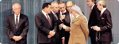 פרס וערפאת בחתימה על הסכם קהיר.
צילום ארכיון: ראובן קסטרו