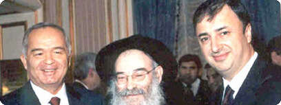 נשיא אוזבקיסטן איסלאם קרימוב, הרב דוד גורביץ' ולב לבייב.
צילום: באדיבות שלומי פלס
