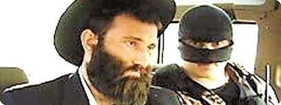 אנדריי ז'ורבליוב עם איש כוחות הביטחון הרוסיים