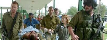 החייל הפצוע מגיע לבית החולים סורוקה.
צילום: יהודה לחיאני
