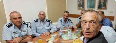 גדעון עזרא בהערכת מצב במשטרה. צילום ארכיון:
קוקו.