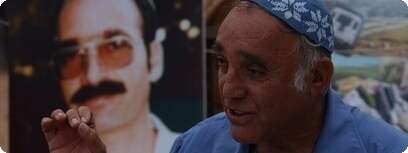 משה זר על רקע תמונתו של בנו גלעד.
צילום: פלאש 90