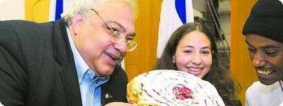 שאול יהלום מתכונן לנגוס בעוד סופגניה ענקית.
צילום: פלאש 90
