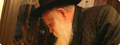 הרב מרדכי שמואל אשכנזי, הרב של כפר חבד מדליק חנוכייה
צילום: י. בלינקו