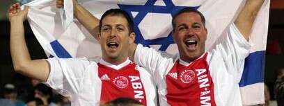 אוהדי אייאקס עם דגל ישראל.
צילום: דני מרון