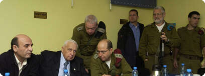 ראש הממשלה, אריאל שרון, בשיחה עם חיילים ומפקדים ברצועת עזה. צילום:
לשכת העיתונות הממשלתית