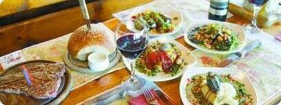 שולחן ערוך בחוות בת יער.
צילום: חיים אזולאי