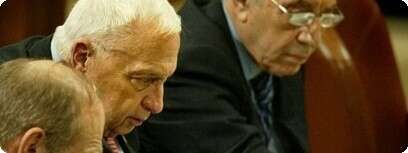 ראש הממשלה, אריאל שרון, המשנה לראש הממשלה, שמעון פרס ושר התמ''ת, אהוד אולמרט, בהצעה היום בכנסת על חוק פינוי-פיצוי. צילום:
אי-פי