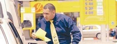 אבינועם מגן מפגין נגד פז
אלי דסה