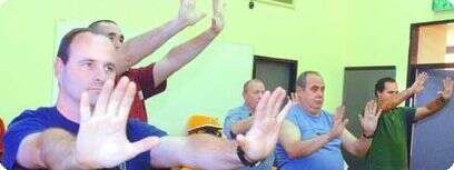 סדנת טאי צ'י לשוטרים.
צילום: דודו גרינשפן