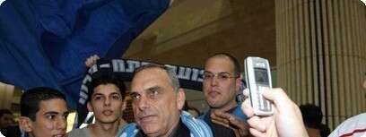 אברהם גרנט אחרי נחיתת הנבחרת מאירלנד.
צילום: עודד קרני