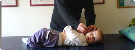 תינוק מאושר עובר טיפול שונישין.