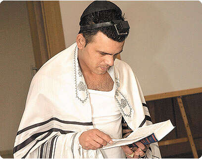 אייל גולן מניח תפילין אייל גולן מניח תפילין