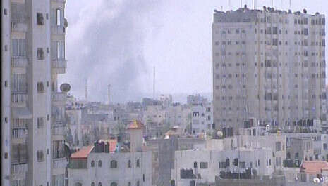 חיל האוויר מתקיף ברצועה. צילום: רויטרס, עריכה: גלעד לוסטיג חיל האוויר מתקיף ברצועה. צילום: רויטרס, עריכה: גלעד לוסטיג