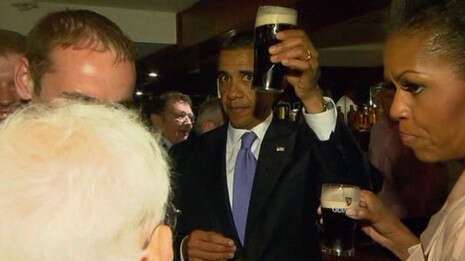 אובמה בכפר האירי מוניגל. צילום: רוייטרס. עריכה: ערן אבירם. אובמה בכפר האירי מוניגל. צילום: רוייטרס. עריכה: ערן אבירם.