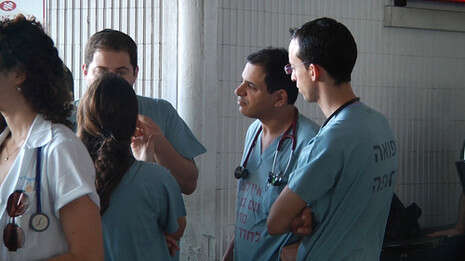 הרופאים מפגינים מחוץ למקום שבו מתכנסים האוצר וההסתדרות הרפואית. צילום: יוגב אטיאס. עריכה: גלעד לוסטיג הרופאים מפגינים מחוץ למקום שבו מתכנסים האוצר וההסתדרות הרפואית. צילום: יוגב אטיאס. עריכה: גלעד לוסטיג