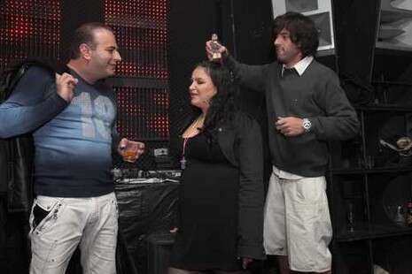 הבאת מטריה? אביב סביון מעיין חודדה ותמיר גל הבאת מטריה? אביב סביון מעיין חודדה ותמיר גל