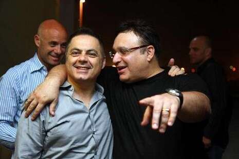 השותפים עופר נמרודי וזכי רכיב זוכים למנת פלאש. השותפים עופר נמרודי וזכי רכיב זוכים למנת פלאש.