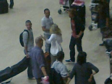 גיא גיאור (בחולצת בורדו) שועט לעבר מורנו וקיציס גיא גיאור (בחולצת בורדו) שועט לעבר מורנו וקיציס