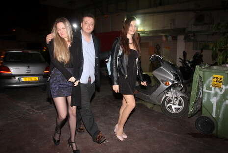 ����� ����