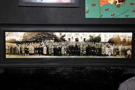 תמונה קבוצתית של כל משתתפי הסרט שנתלתה במועדון. תמונה קבוצתית של כל משתתפי הסרט שנתלתה במועדון.