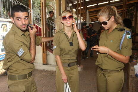 אסתי גינזבורג, אלין לוי וחן אהרוני אסתי גינזבורג, אלין לוי וחן אהרוני