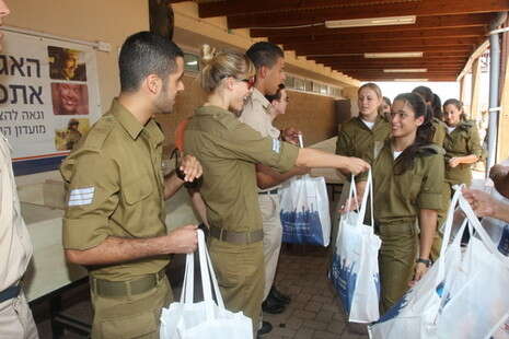 סלבס חיילים מחלקים חבילות סלבס חיילים מחלקים חבילות