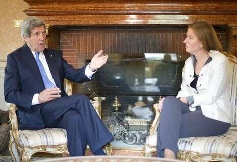 קרי ולבני. מזכיר המדינה מדקלם את דף המסרים של שרת המשפטים קרי ולבני. מזכיר המדינה מדקלם את דף המסרים של שרת המשפטים