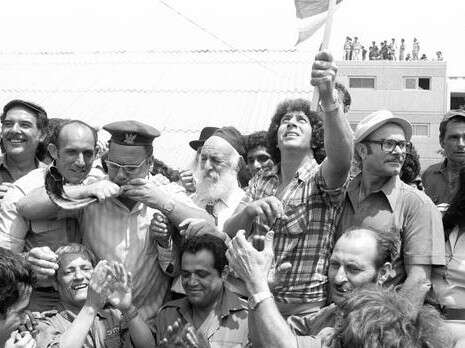 צילום: אבי שמחוני ומיקי צרפתי, במחנה צילום: אבי שמחוני ומיקי צרפתי, במחנה