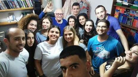 צילום:בן מורנו, מדריך קבוצת הנוער אחריי צילום:בן מורנו, מדריך קבוצת הנוער אחריי