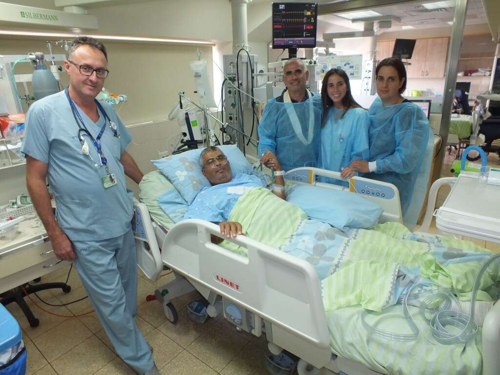 בצילום - שוכב אמיר לידו אשתו האחות מאי ואביה וד"ר קמפניין מכרמל - צילום אלי דדון