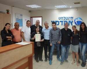 "תלמידה מקבלת תעודה בסיום קורס חשבי שכר במכללה".