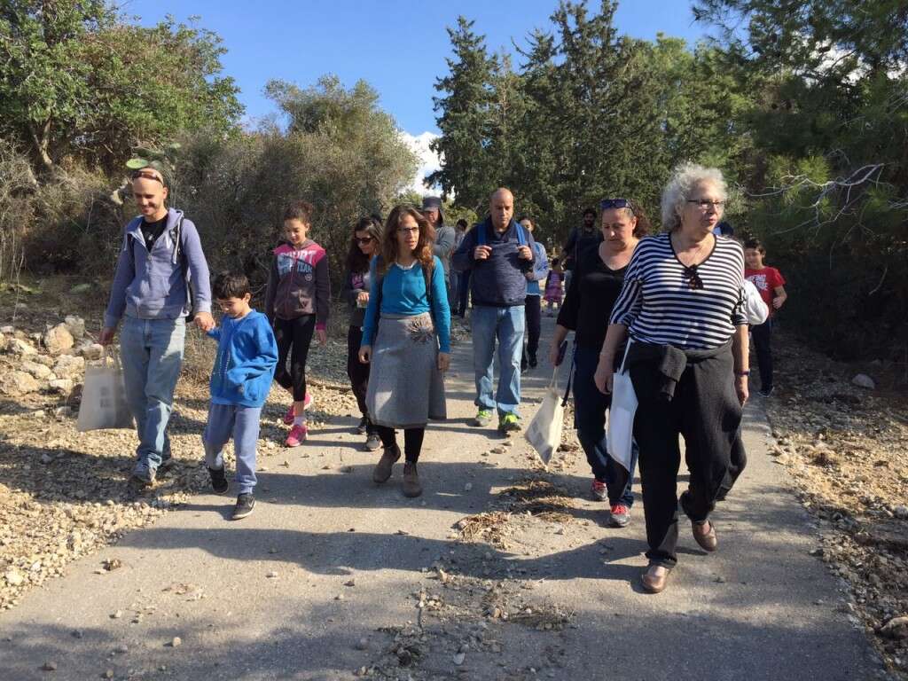 אביבית בראש טור המלקטים, מחפשת אחרי צמחים, נבטים וזרעים.צילום- ארז לוין